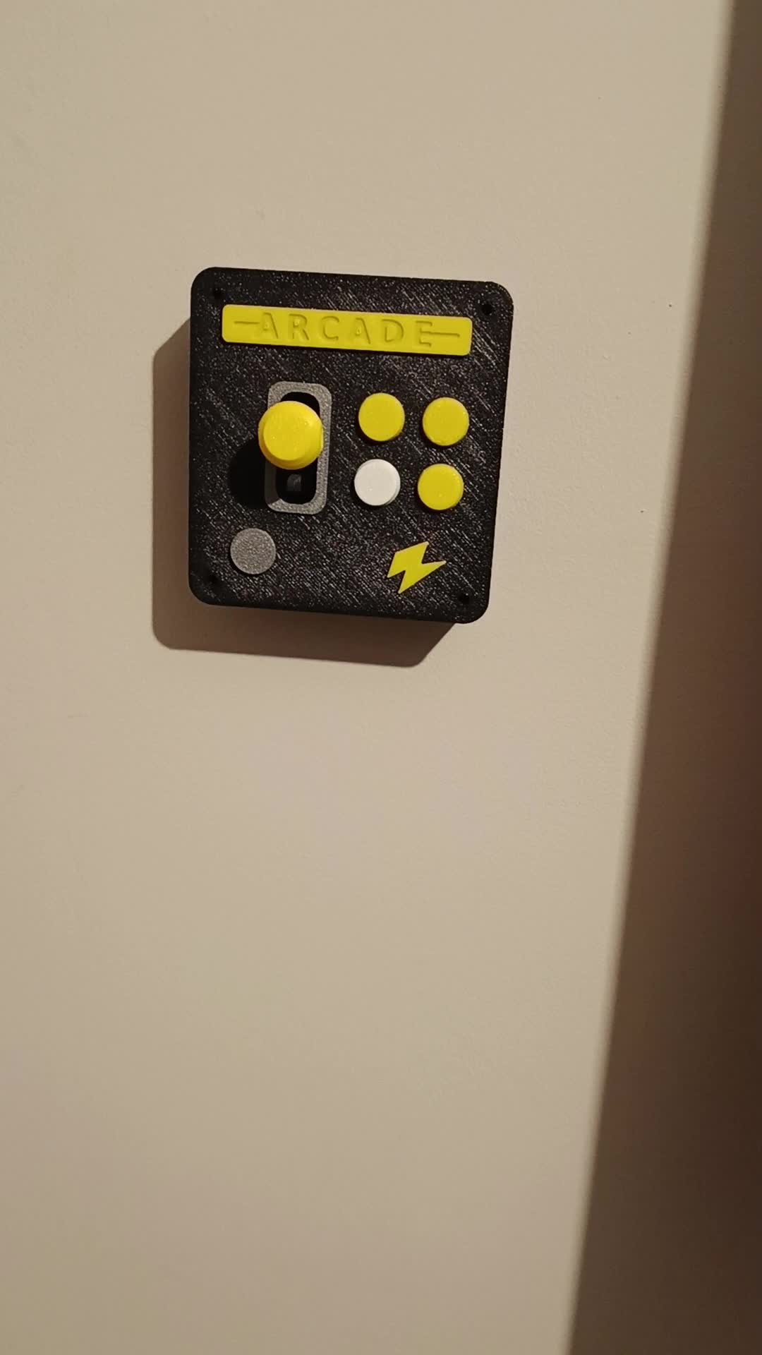 Panel ARCADE zamontowany na ścianie